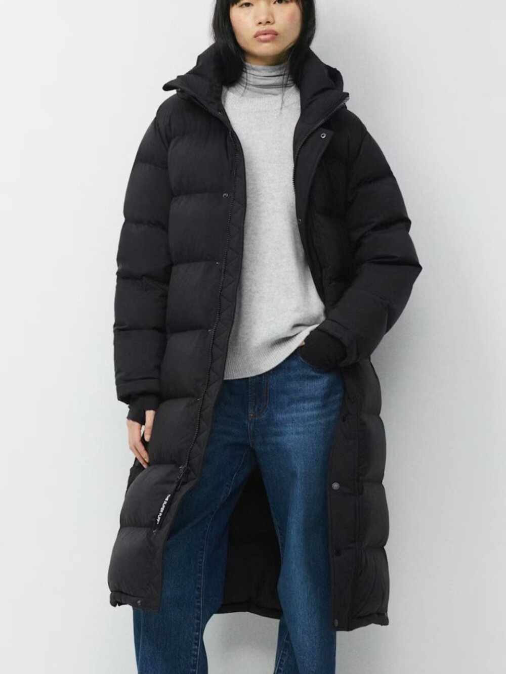 Aritzia Women's Super Puff Long Winter Jacket in Black